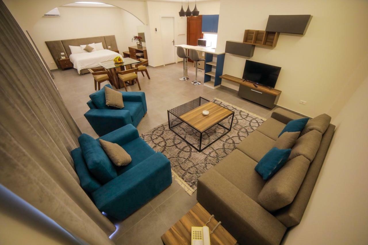 White House 4*